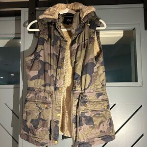 YMI camp interior fuzzy vest size xl juniors